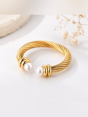 Women’s Gold Twisted Ring with Faux Pearls